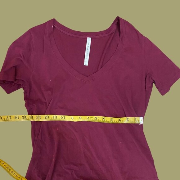 🍷 Babaton Burgundy V-Neck Tee (The Group by Babaton, Size S) - Picture 4 of 6